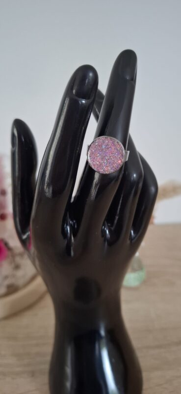 Bague ronde acier inoxydable avec rond en résine époxy de couleur rose clair paillettes fait main artisanat France accessoires